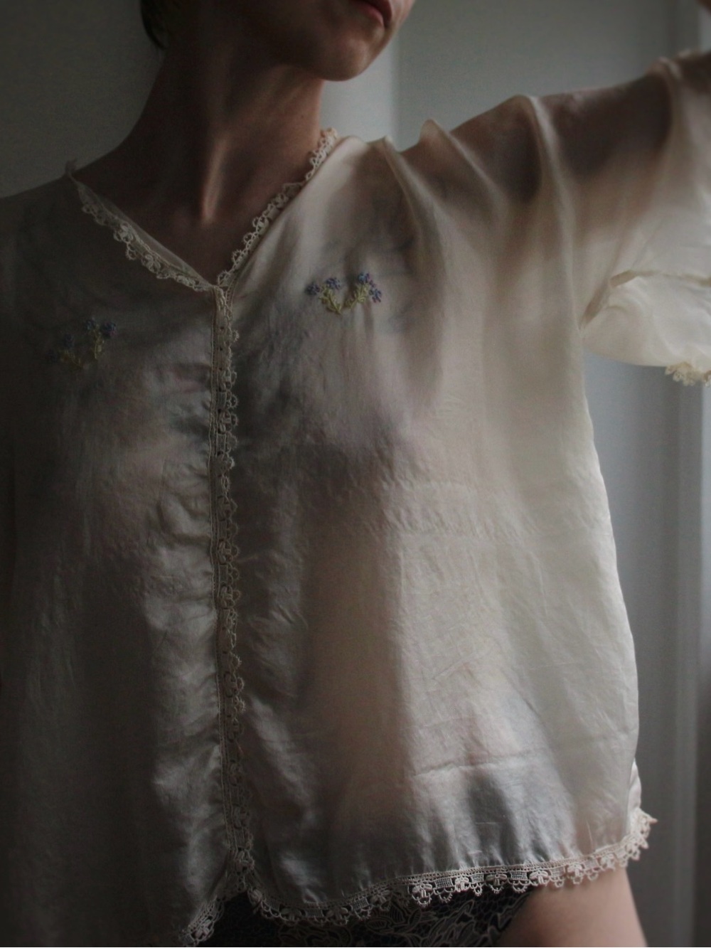 1920's Floral Embroidered Silk & Lace Lounge Blouse - Picture 4 of 11